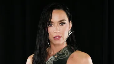 Katty Perry, moment jenant la TV. Cântăreața s-a ascuns sub pupitru de rușine