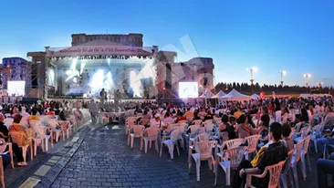 24 de artisti francezi imbracati in ingeri vor zbura deasupra Pietei Constitutiei, de Zilele Bucurestiului