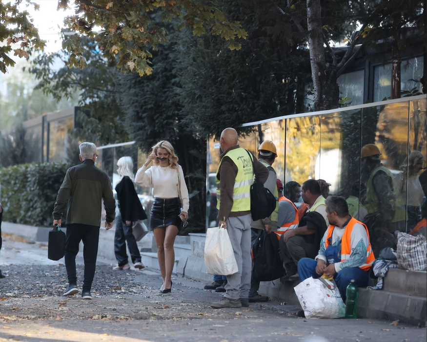 Andreea Bălan i-a ”sedus” pe muncitori cu fustița scurtă (Foto: CANCAN.RO)