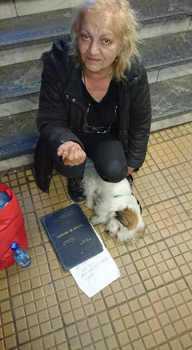 A fost abandonată de rude după ce a fost escrocată imobiliar! Povestea incredibilă a unei femei cu studii superioare care a pierdut tot şi acum cerşeşte la metrou