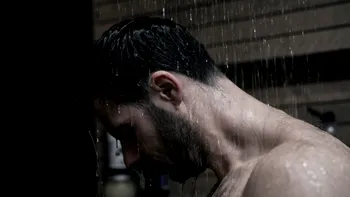 Trendul bizar care a cucerit TikTok-ul! De ce tot mai mulți fac duș pe întuneric