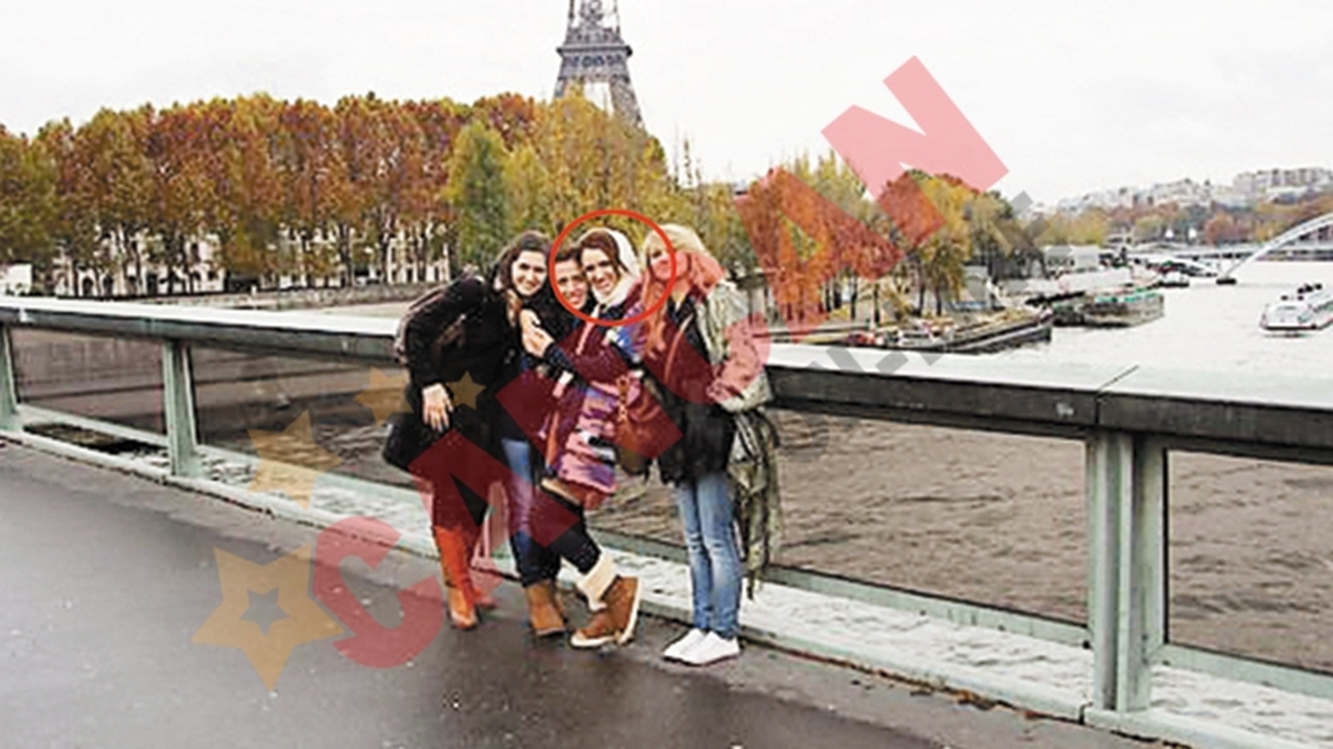 Se distreaza la Paris cu gasca de prieteni