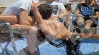 VIDEO Uite-l pe barbatul care a stat intre sanii Danielei Crudu pe Vaporul Iubirii!