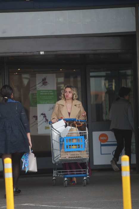 Ana Morodan, în timp ce înfuleca cu poftă dintr-un hot-dog