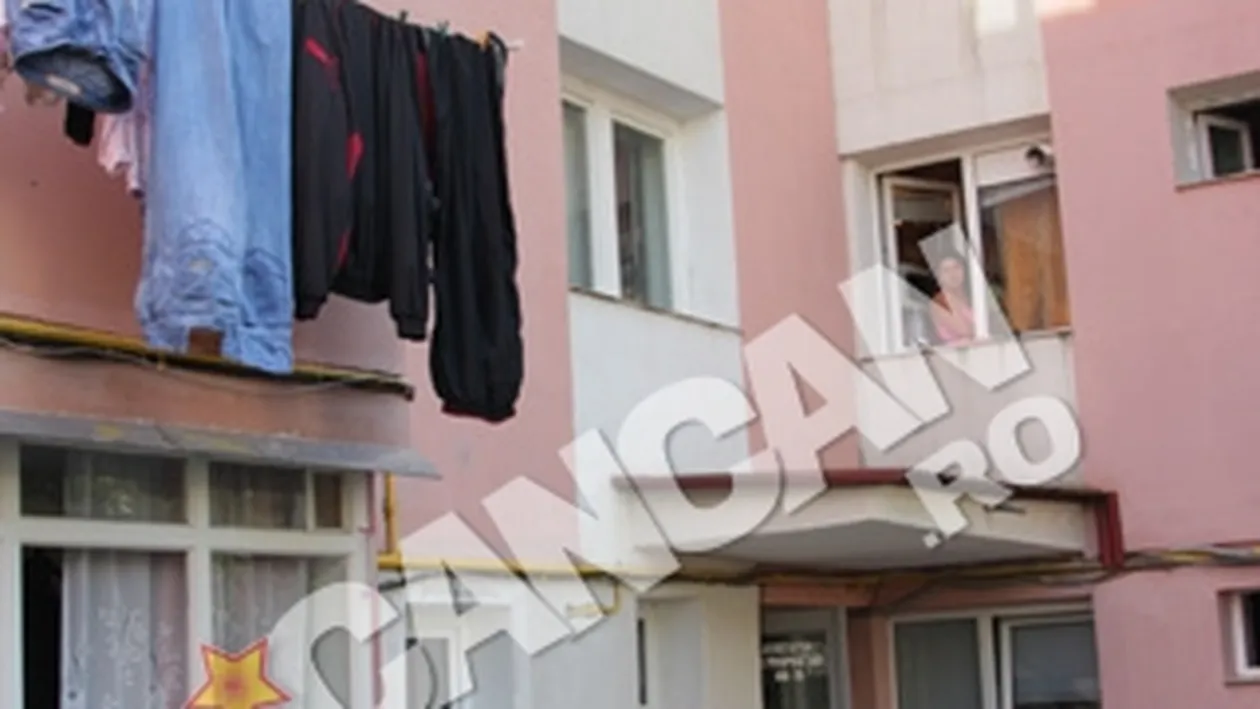 Poza care i-ar impresiona si pe cei mai duri dintre noi! Copiii raniti in accidentul din Franta, asteptati cu felicitari, baloane sI lacrimi in ochi de prietenii lor de joaca din Suceava