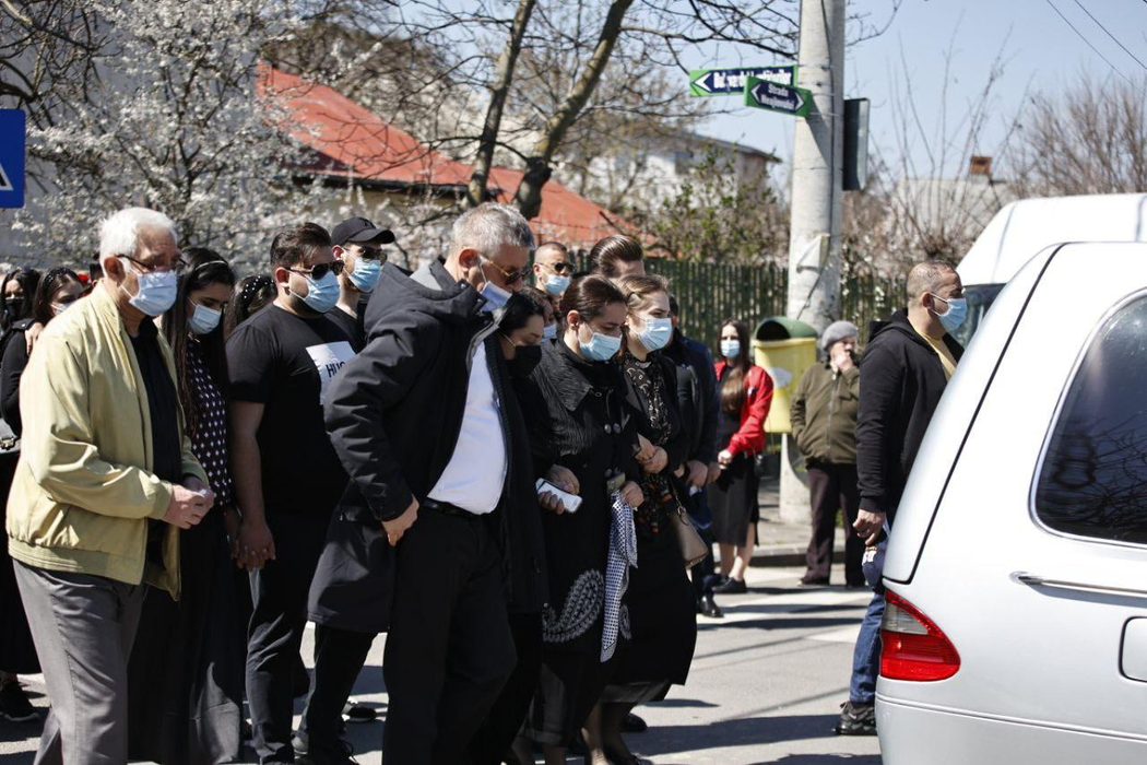 Membrii cortegiului funerar au respectat pe tot parcursul regulile sanitare, date de autorități ( foto CANCAN)