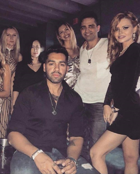 Andreea și Mihai au petrecut alături de câțiva prieteni în Bahrein, de Revelion