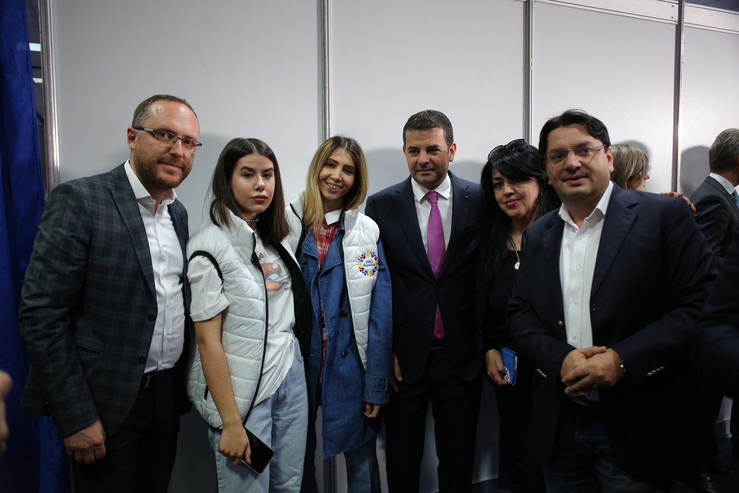 De la stânga - Răzvan Mitu, președinte Pro Romania sector 1, Denisa Potecaru, Silvia Popescu și Nicu Bănicioiu, fostul ministru al Sănătății