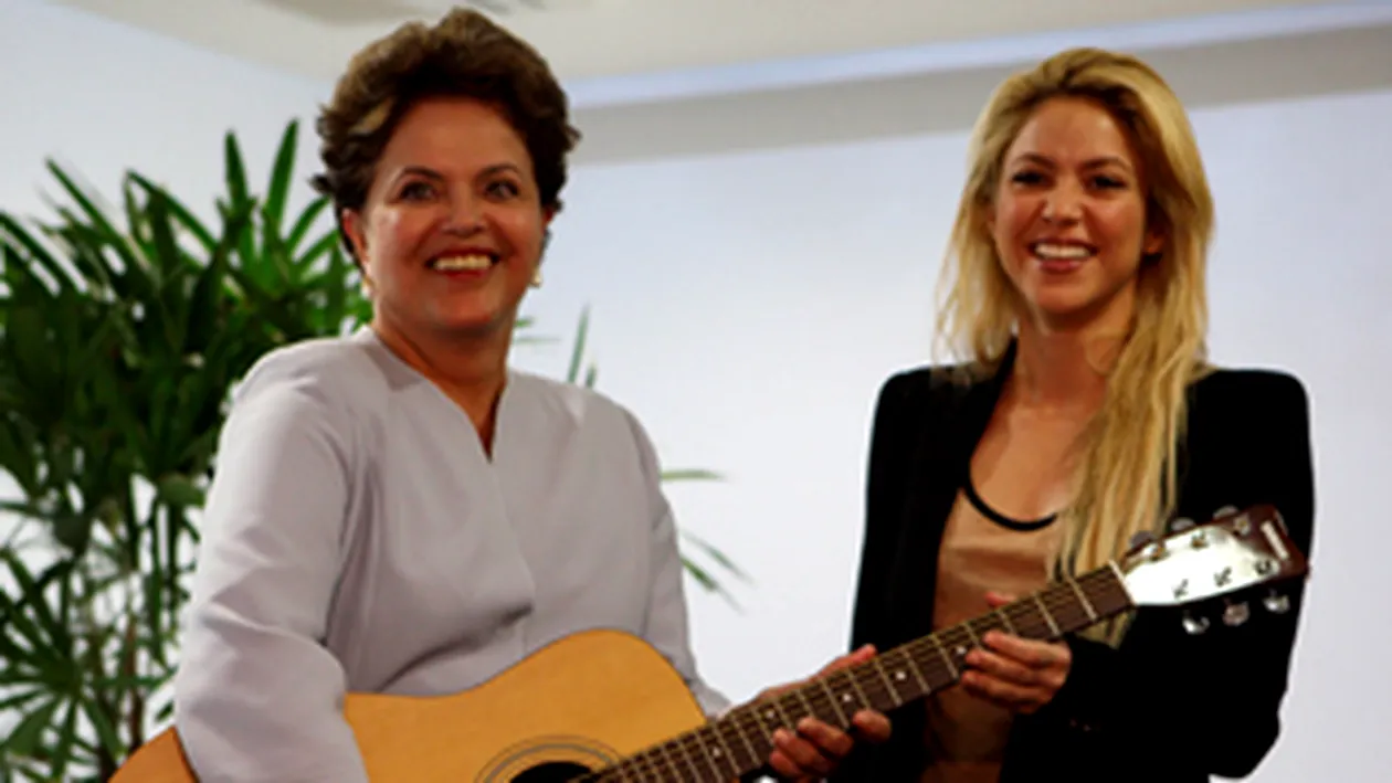 Shakira i-a daruit o chitara presedintei braziliene