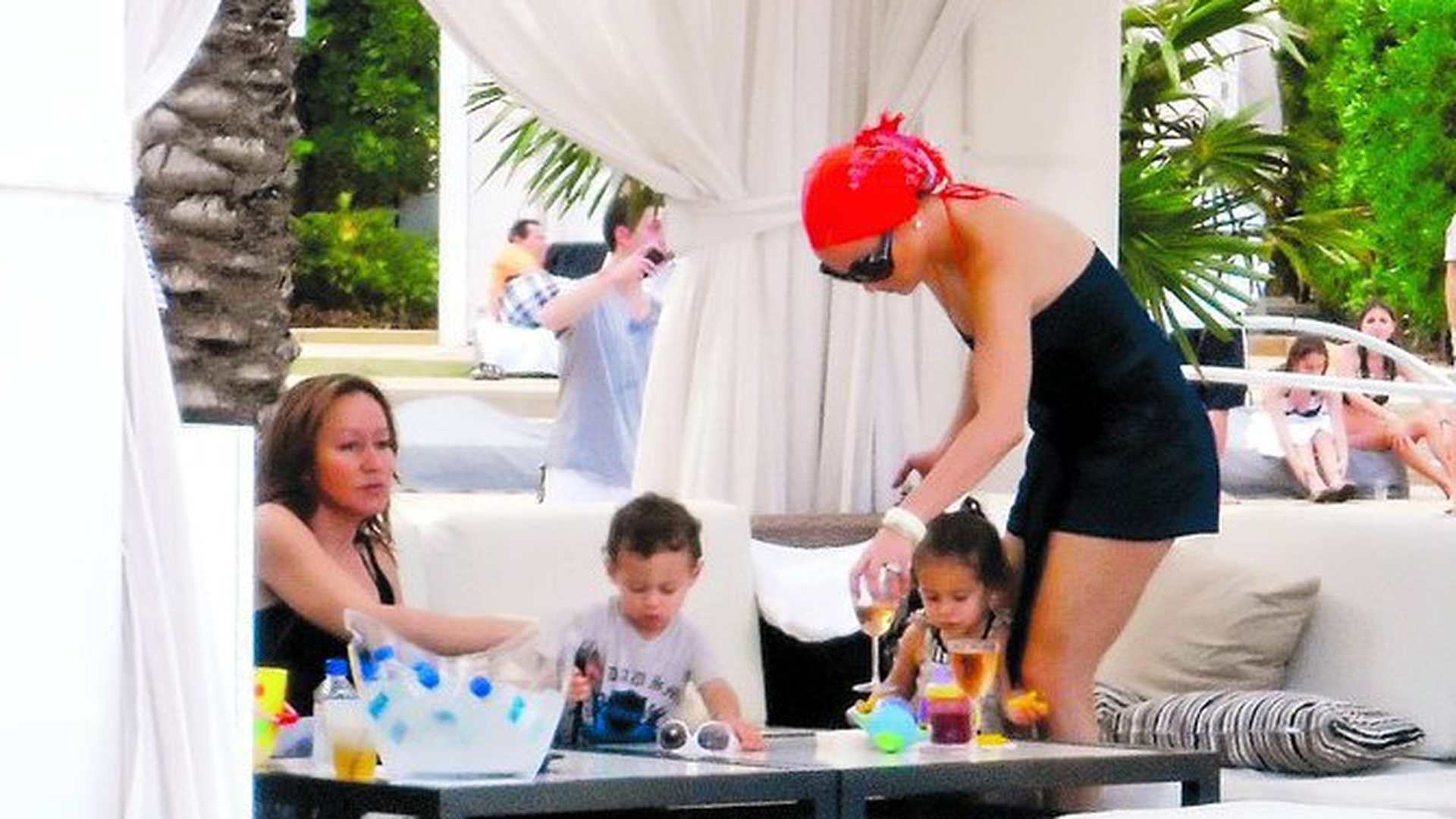 Jennifer Lopez si-a scos gemenii la piscina