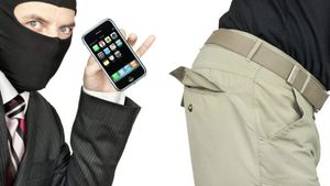 Incredibil cum s-au turnat doi hoți! Unul s-a așezat pe telefon și a sunat la Poliție