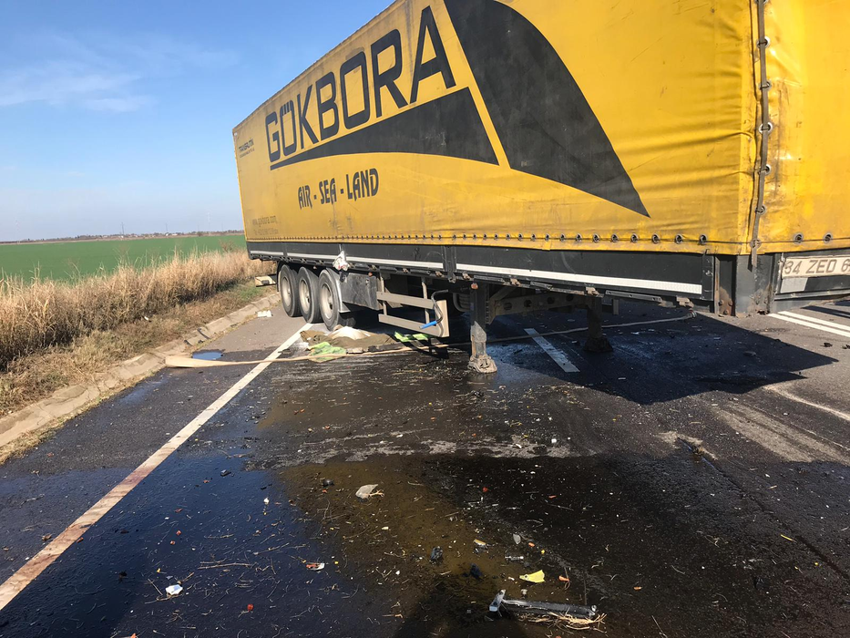 Accident grav în Giurgiu. Coliziune între un autoturism și un TIR care transporta azotat de amoniu. Pericol de explozie