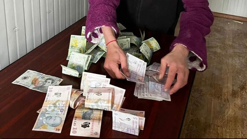 Nu e banc! Ce sumă a strâns o cerșetoare într-o singură oră, pe pasajul Basarab din Capitală