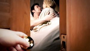 Şi-a prins iubitul în timp ce o înşela cu o altă femeie! Orbită de gelozie, a folosit inelul de logodnă ca să îi…