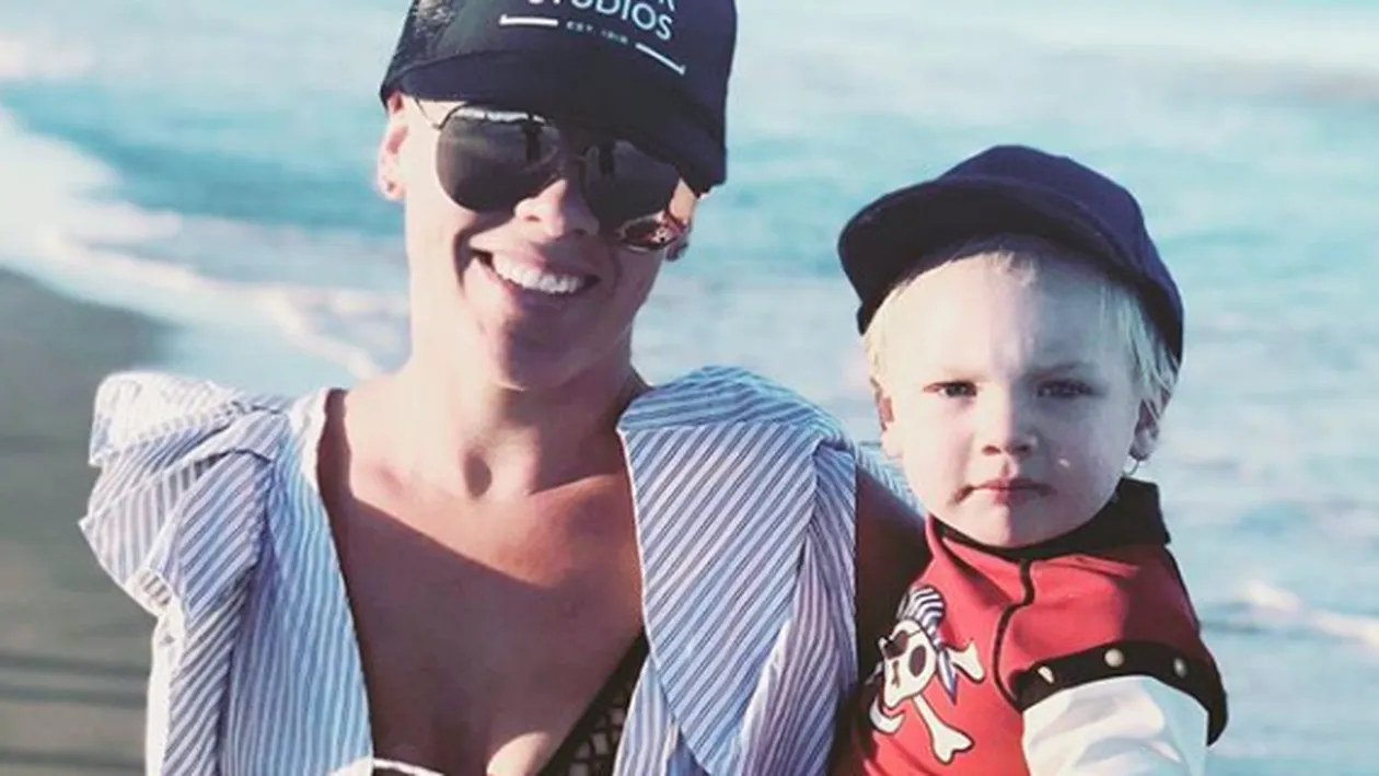 Scandal imens, după ce cântăreața Pink și-a filmat fiica în vârstă de 3 ani în timp ce trage cu arma