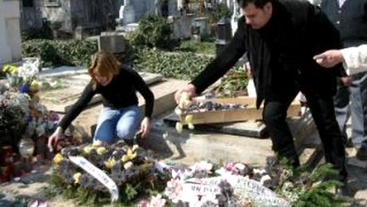 La un an de la disparitia maestrului, Ionut Dolanescu a presarat petale de trandafir pe mormantul tatalui sau