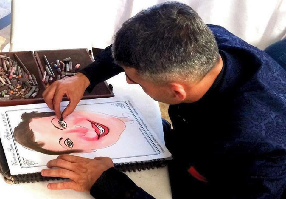 Caricaturistul, la masa de lucru