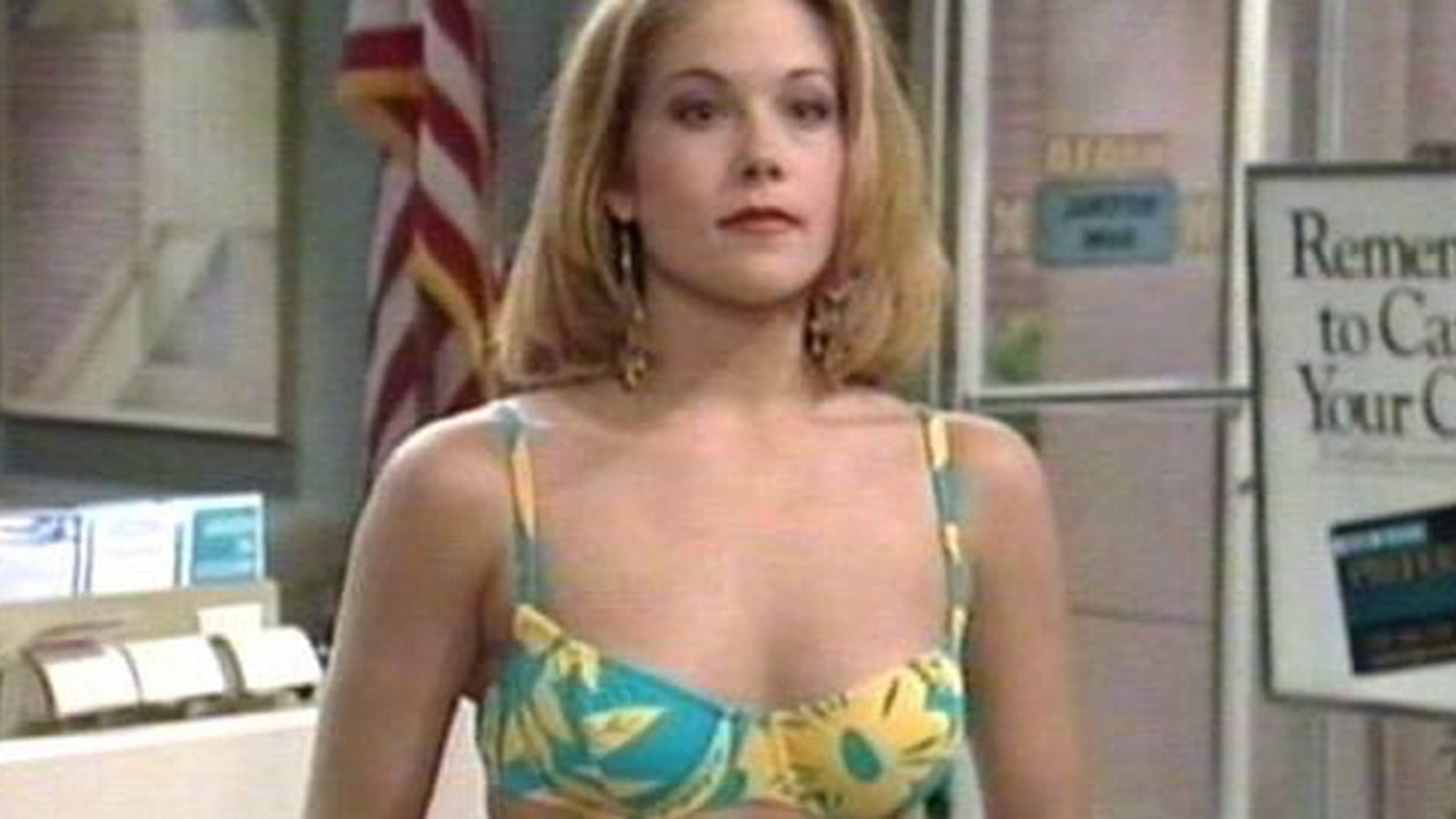 O mai tii minte pe "Kelly Bundy"? Iata cum arata actrita acum, la 43 de ani! N-o mai recunosti!