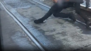 Scandalos! Doi controlori de bilete pun la pământ un adolescent și îl bat crunt | VIDEO