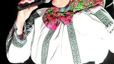 Scandal in familia celei mai cunoscute cantarete de muzica populara din Bucovina! Laura Lavric, acuzata ca nu a respectat ultima dorinta a mamei sale