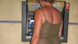 Imaginea care a oripilat Internetul! Cum a iesit o pensionara din Bucuresti sa scoata bani de la bancomat!
