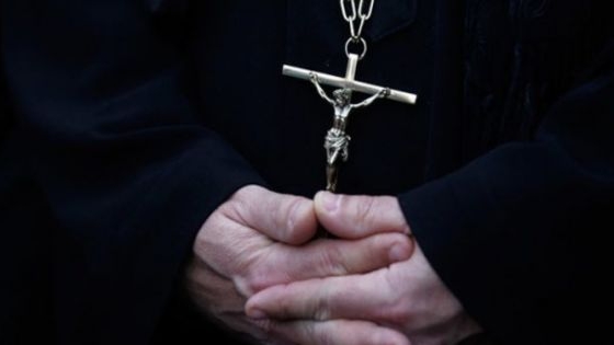 Anchetă la şcoala din Botoşani unde preotul este acuzat că ar fi lovit un elev pentru că nu a făcut semnul crucii