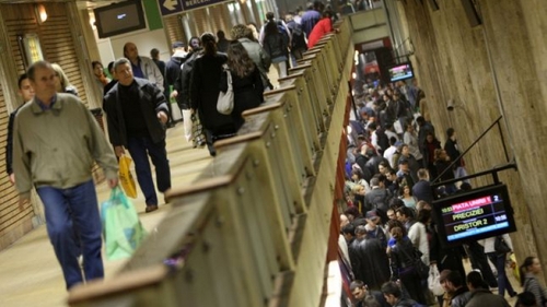 Un bărbat a fost bătut și înjunghiat în stația de metrou Unirii din Capitală