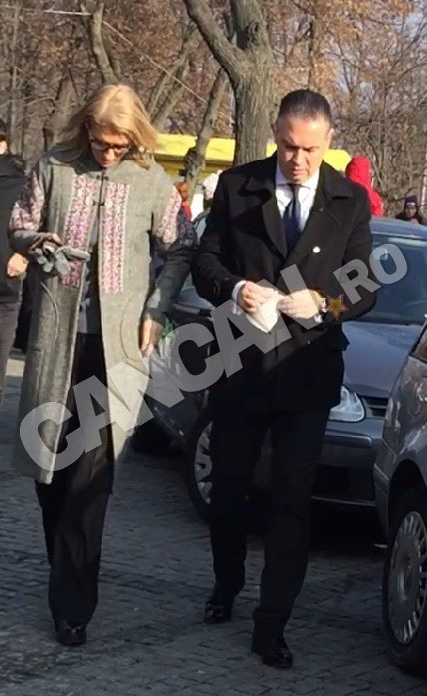 E bogat, nu glumă: are 3 case şi 14 terenuri! Şefa PNL şi-a luat ”aghiotant” senator şi… multimilionar!