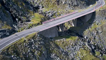 Transfagarasanul, blocat din cauza caderilor de pietre de pe versanti!