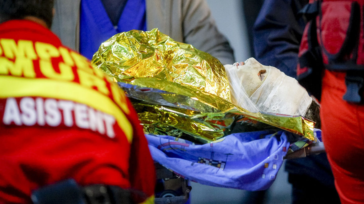 Raniti sunt urcati in ambulante in fata spitalului de urgenta Floreasca. Incendiul provocat de un foc de artificii a determinat moartea a cel putin 27 de oameni si ranirea a mai multor zeci de persoane in clubul Colectiv, vineri, 30 octombrie 2015, Bucuresti. Foto: Ovidiu Micsik / Inquam Photos