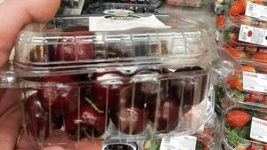 Nu se poate așa ceva! Câți lei costă un kilogram de cireșe acum, în ianuarie 2022, într-un supermarket din București
