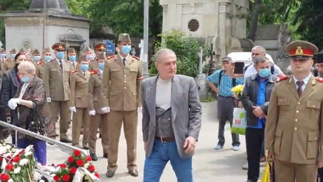 Gigi Becali, prezent la înmormântarea marelui Ion Dichiseanu. Latifundiarul din Pipera a ajuns la Cimitirul Bellu