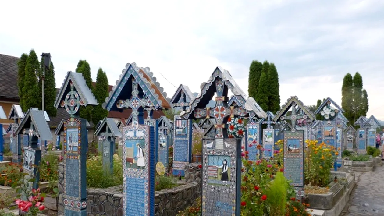 Puțini români știu asta! Ce scrie pe crucea omului care a fondat Cimitirul Vesel de la Săpânța