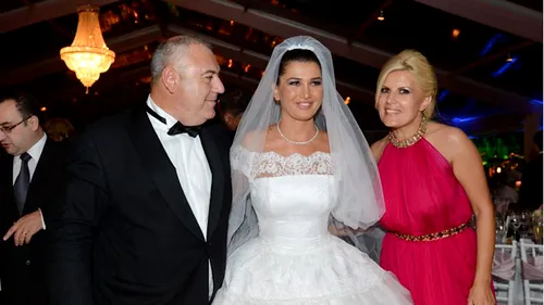 Afla aici din ce cauza si-a schimbat Elena Udrea rochia la nunta Elenei Basescu!