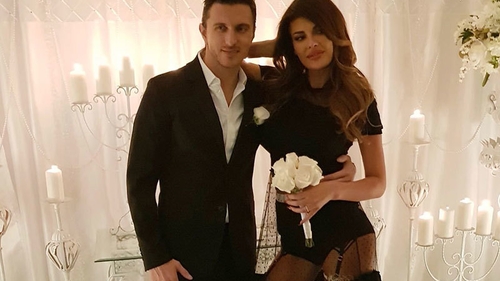 DECLARAŢII EXCLUSIVE. Dragoş Săvulescu s-a căsătorit cu iubita Miss, în Las Vegas! Dar cum au hotărât cei doi să facă pasul este ULUITOR: ”Eram în pat, dimineaţa...”