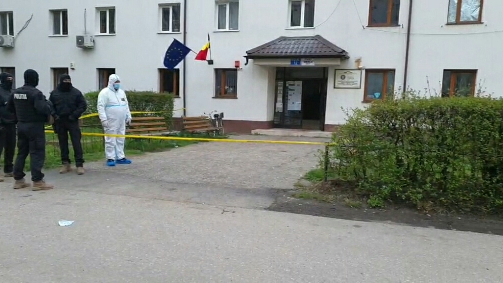 Scene de film de groază în Dâmbovița. O femeie a fost înjunghiată mortal, un bărbat se află în stare gravă
