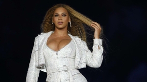Designerul român care a impresionat-o pe Beyonce. Artista îi poartă creațiile pe scenă