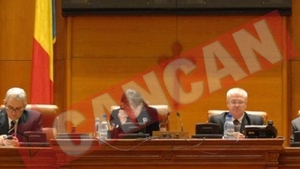Ateii cer inlaturarea crucii din Parlament