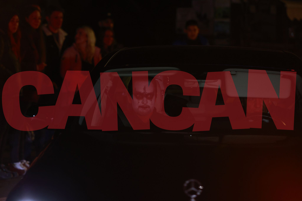 Parada ținutelor inedite! Invitații lui Musk ”fierb”! Începe mega-party-ul la Castelul Bran