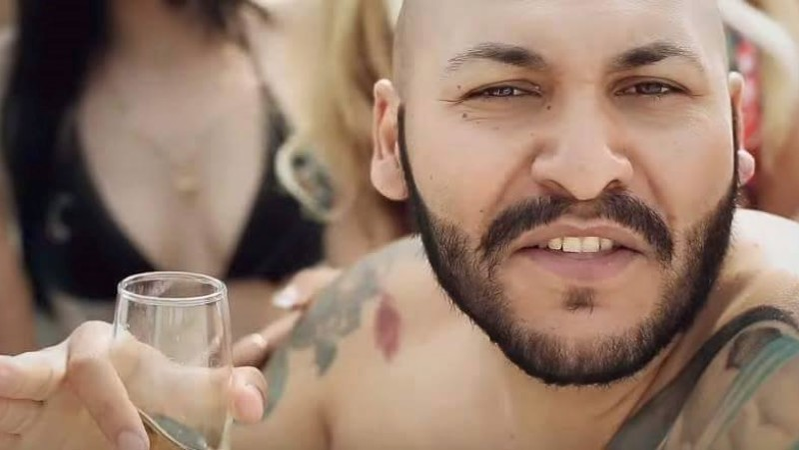 În aşteptarea procesului în care e acuzat de proxenetism, Dani Mocanu face ravagii printre femei! Cine i-a picat în plasă manelistului