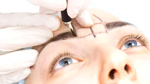 O tânără avertizează oamenii în legătură cu efectele secundare ale microblading-ului: ”Nu faceți o asemenea greșeală!”