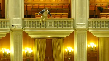 Când disperarea a căzut din balconul Parlamentului. Ce ne amintim azi despre gestul lui Adrian Sobaru