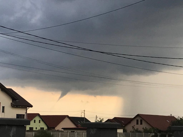 O tornadă a îngrozit locuitorii din apropiere de Timișoara. Totul a fost filmat