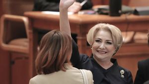 Imaginile uitate din tinerețea Vioricăi Dăncilă. Era brunetă și avea părul ondulat
