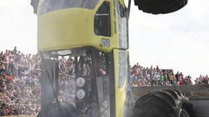 Un camion a ajuns pe verticala, in urma unei cascadorii ratate