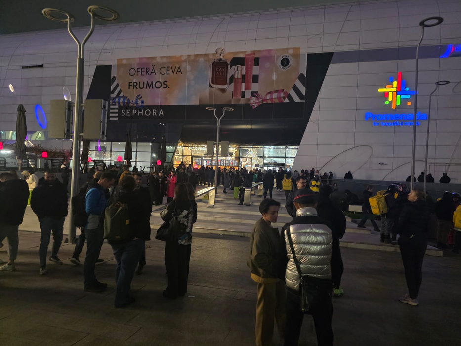 Incendiu la Promenada Mall din Capitală! Oamenii au fost evacuați de urgență