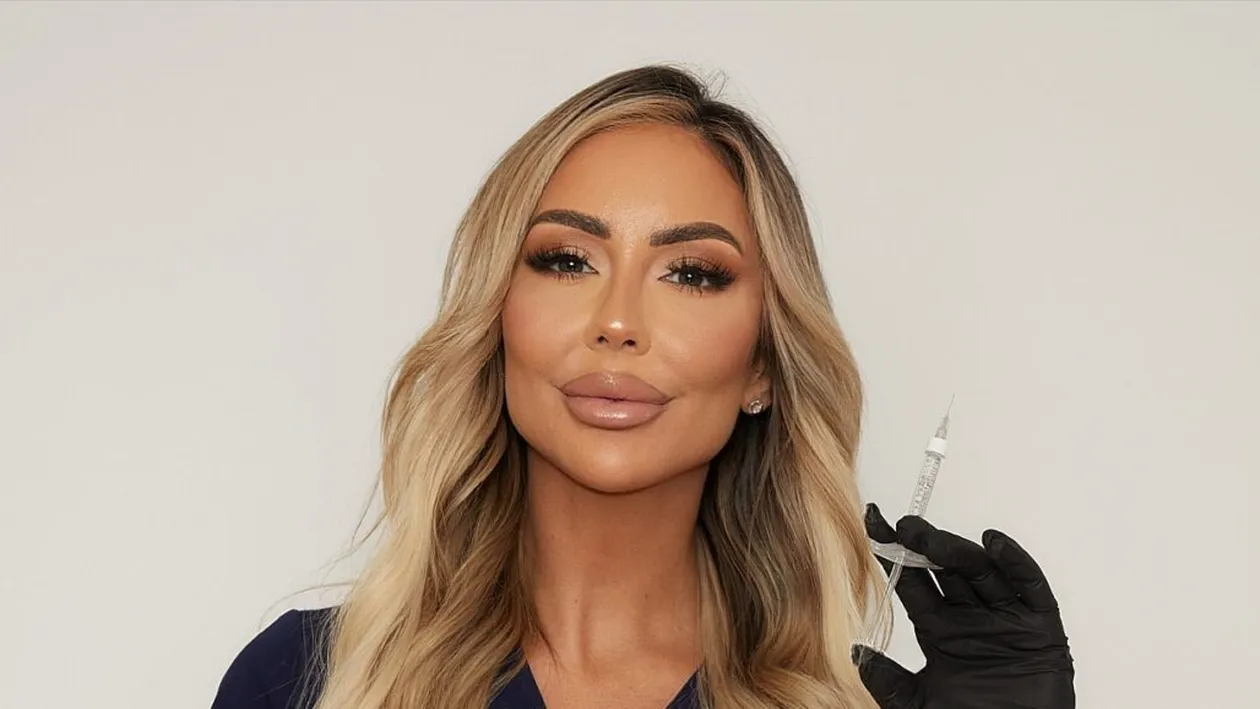 Adio, BBL, silicoane și buze voluminoase! Tot mai multe femei aleg să renunțe la aceste proceduri. Care este motivul?