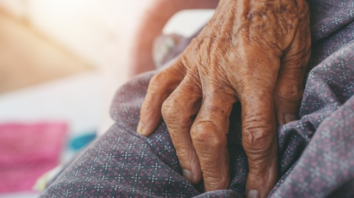 Un italian de 92 de ani i-a lăsat toată averea badantei sale, pe care o cunoștea de 5 zile. Care este motivul uluitor