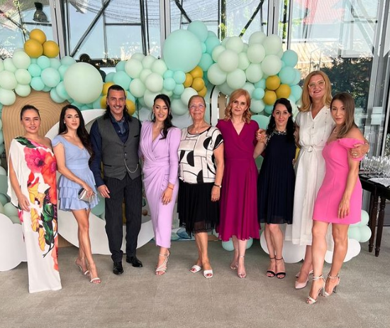 Cătălina Ponor și Bogdan Jianu, alături de câțiva invitați importanți/ Sursa foto: Instagram