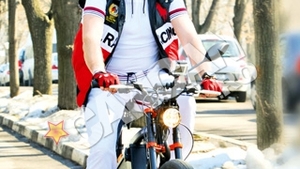 "Calare" pe mii de euro! Catalin Botezatu se plimba cu o bicicleta ca a lui Lady GaGa prin Herastrau! Vezi cat l-a costat!